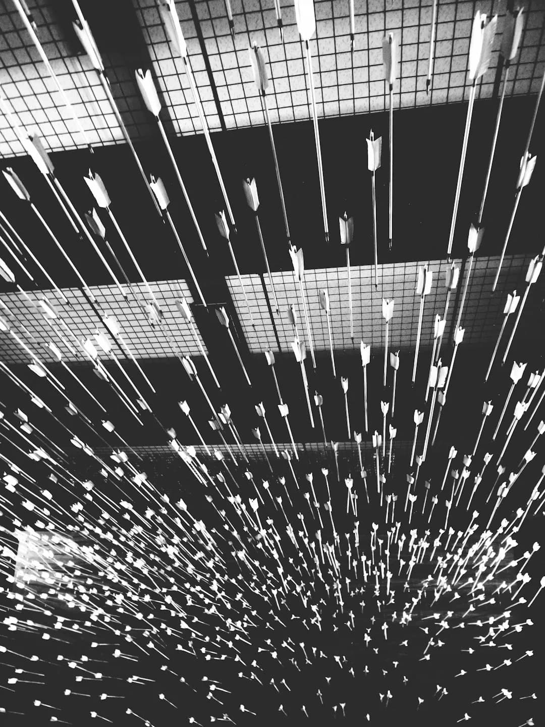 Familia hispana revisando formularios de inmigración juntos en su hogar